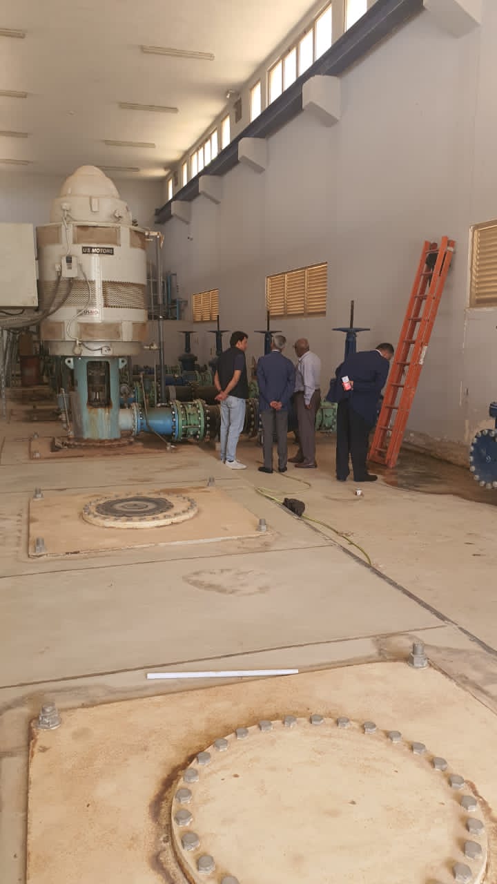 محافظ المفرق سلمان النجادا يتفقد محطة ضخ مياه الزعتري للاطمئنان على الواقع المائي في المحافظة