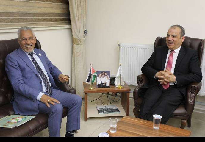 بحث التعاون بين الوطني للبحوث الزراعية وجائزة خليفة للتمور