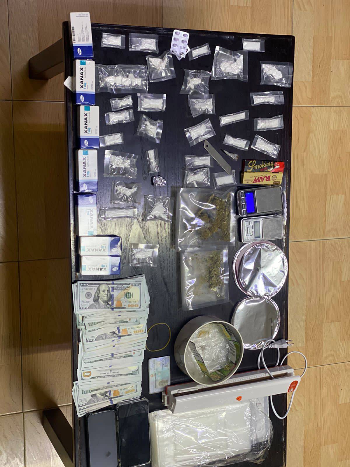 مكافحة المخدرات تواصل مداهمة مروجي ومتاجري المخدرات وتحبط محاولات بيع وتهريب، وتلقي القبض على المتورطين   