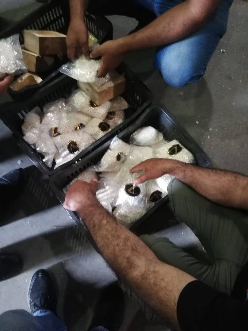 مكافحة المخدرات تواصل مداهمة مروجي ومتاجري المخدرات وتحبط محاولات بيع وتهريب، وتلقي القبض على المتورطين   