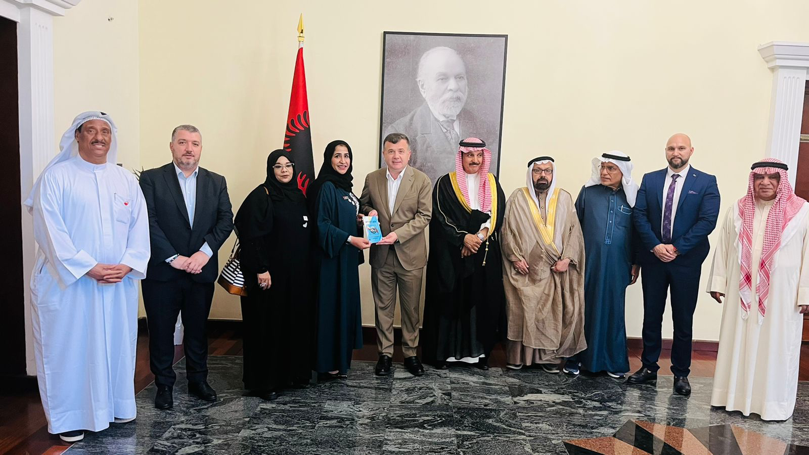 ملتقى التسامح عبر الثقافات يكرم الدكتورة فاطمة الدربي لتقديمها ورقة عمل بعنوانالإمارات جذور التسامح