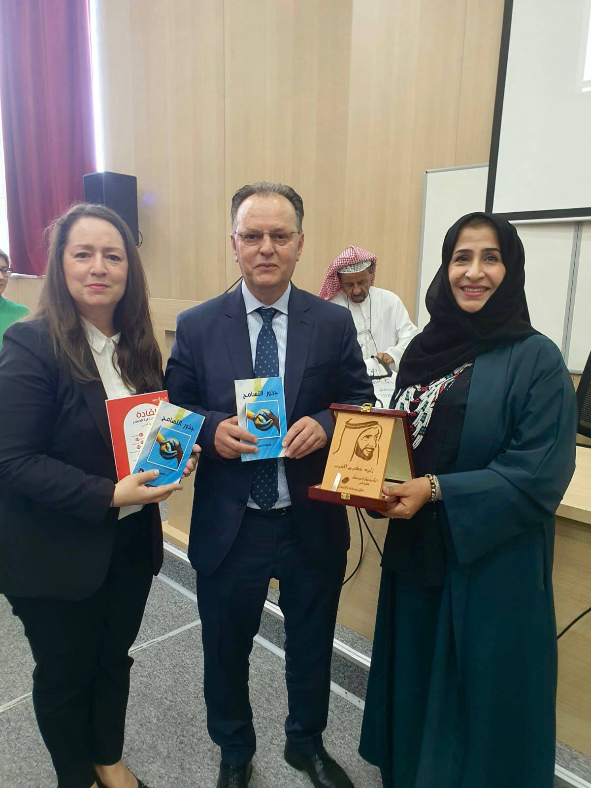 ملتقى التسامح عبر الثقافات يكرم الدكتورة فاطمة الدربي لتقديمها ورقة عمل بعنوانالإمارات جذور التسامح