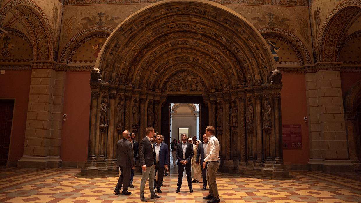 وفد العلاقات الحكومية بالشارقة يلتقي وزير الثقافة المجري وعدداً من المسؤولين ويبحث التعاون المشترك بين الطرفين