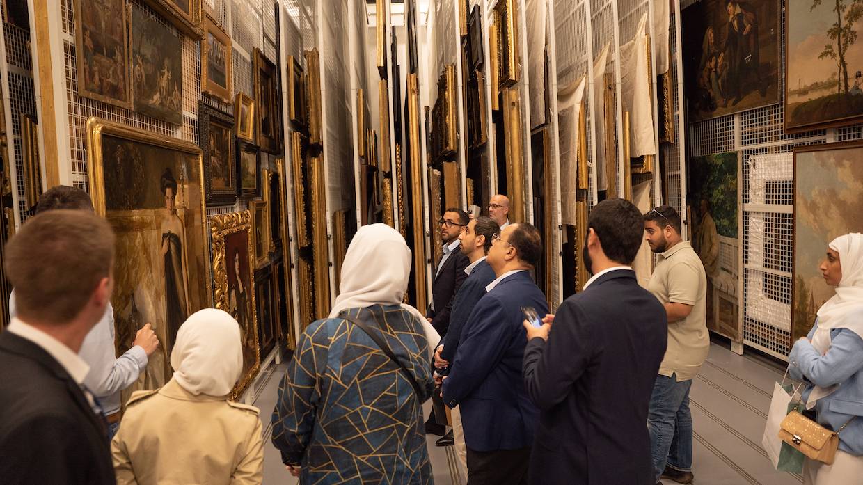 وفد العلاقات الحكومية بالشارقة يلتقي وزير الثقافة المجري وعدداً من المسؤولين ويبحث التعاون المشترك بين الطرفين