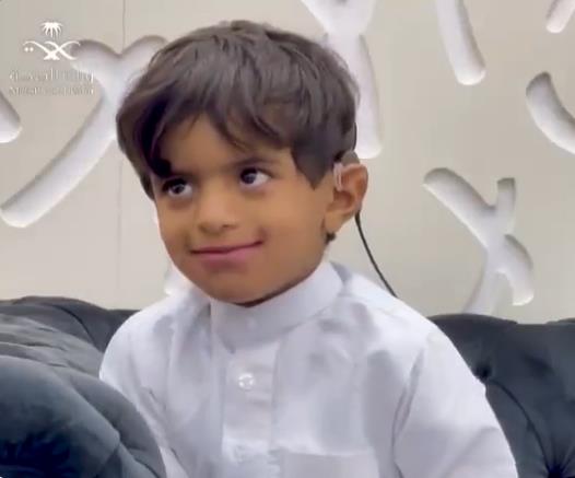 طفل سعودي في الرابعة يستمع للأصوات للمرة الأولى في حياته _ فيديو