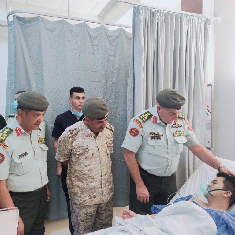 مدير عام الخدمات الطبية الملكية يتفقد مصابي حادثة العقبة