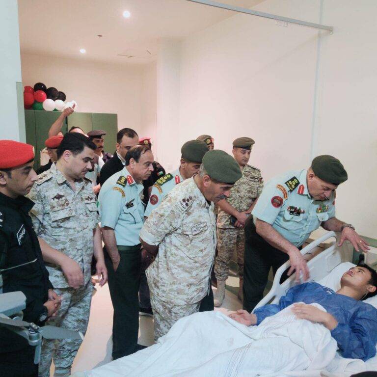 مدير عام الخدمات الطبية الملكية يتفقد مصابي حادثة العقبة
