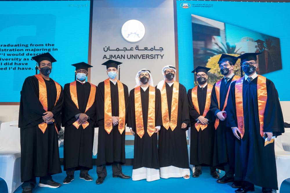 حميد النعيمي يشهد حفل تخريج الفوج الثاني من الدفعة 32 من عام الخمسين في جامعة عجمان