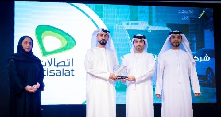 دائرة البلدية بعجمان تكرم المساهمين في نجاح مشروع المركبة ذاتية القيادة