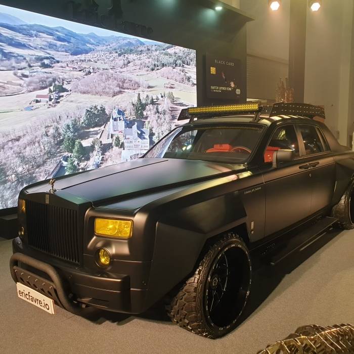 دبي تشهد عرض سيارة هجين لا مثيل لها بالعالم مزينة بالذهب