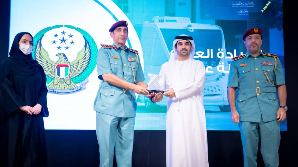 دائرة البلدية بعجمان تكرم المساهمين في نجاح مشروع المركبة ذاتية القيادة 