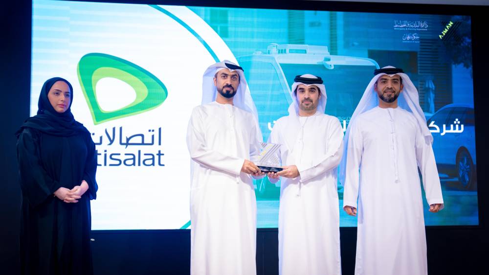 دائرة البلدية بعجمان تكرم المساهمين في نجاح مشروع المركبة ذاتية القيادة 