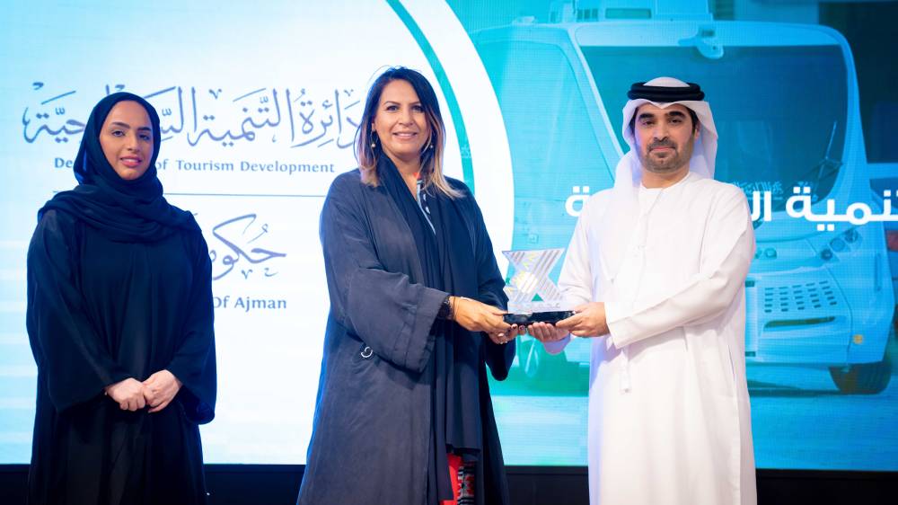 دائرة البلدية بعجمان تكرم المساهمين في نجاح مشروع المركبة ذاتية القيادة 