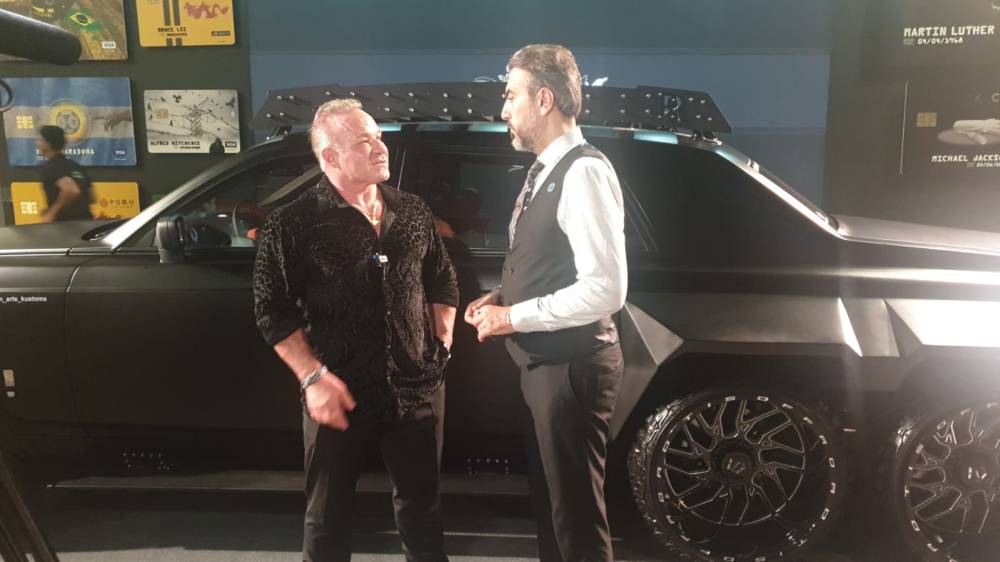 دبي تشهد عرض سيارة هجين لا مثيل لها بالعالم مزينة بالذهب