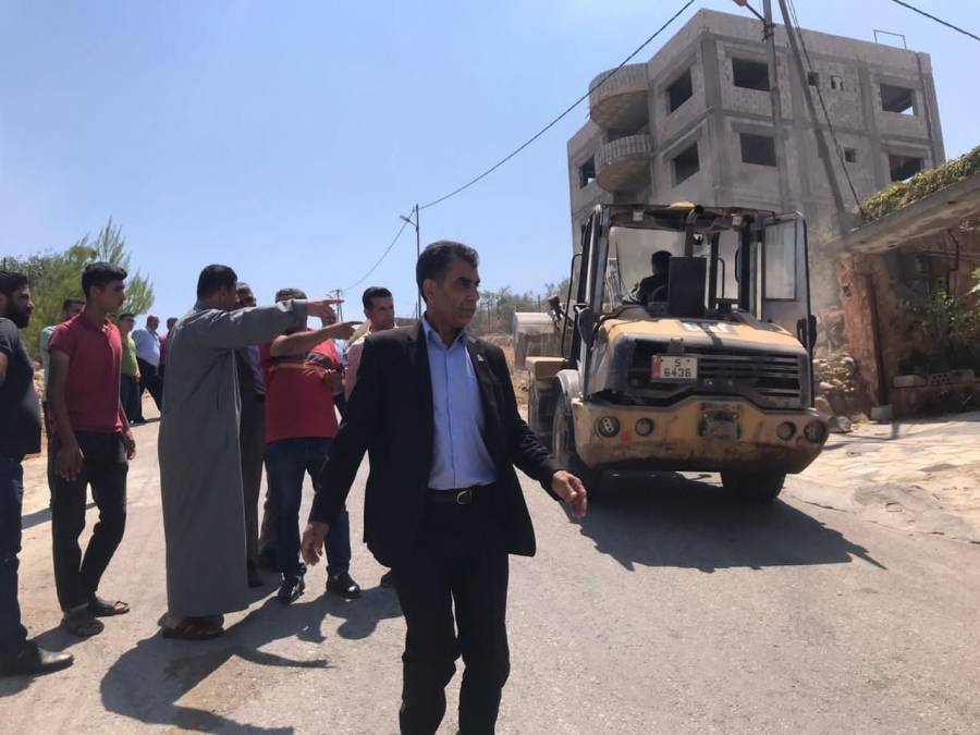 بلدية الشفا تبدأ بتنفيذ حملة على الاعتداءات على شوارع الوهادنة