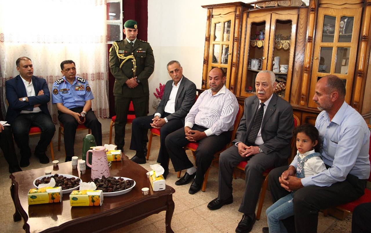 رئيس الديوان الملكي ينقل تعازي الملك إلى ذوي شهداء الواجب بحادثة العقبة