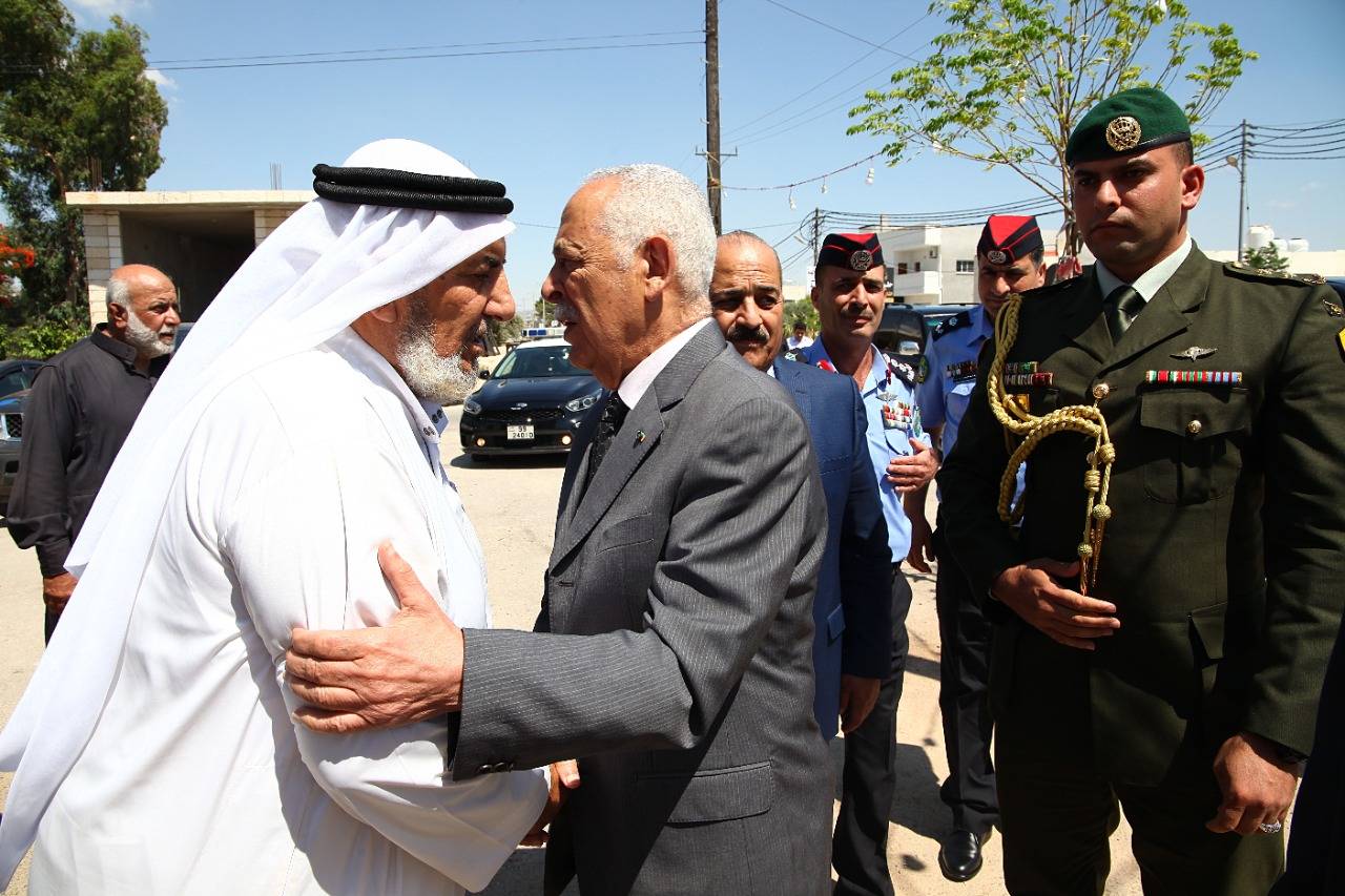 رئيس الديوان الملكي ينقل تعازي الملك إلى ذوي شهداء الواجب بحادثة العقبة