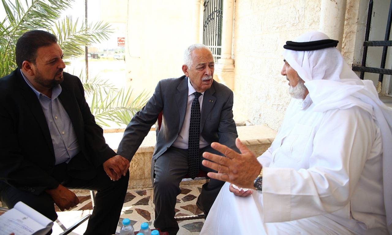رئيس الديوان الملكي ينقل تعازي الملك إلى ذوي شهداء الواجب بحادثة العقبة