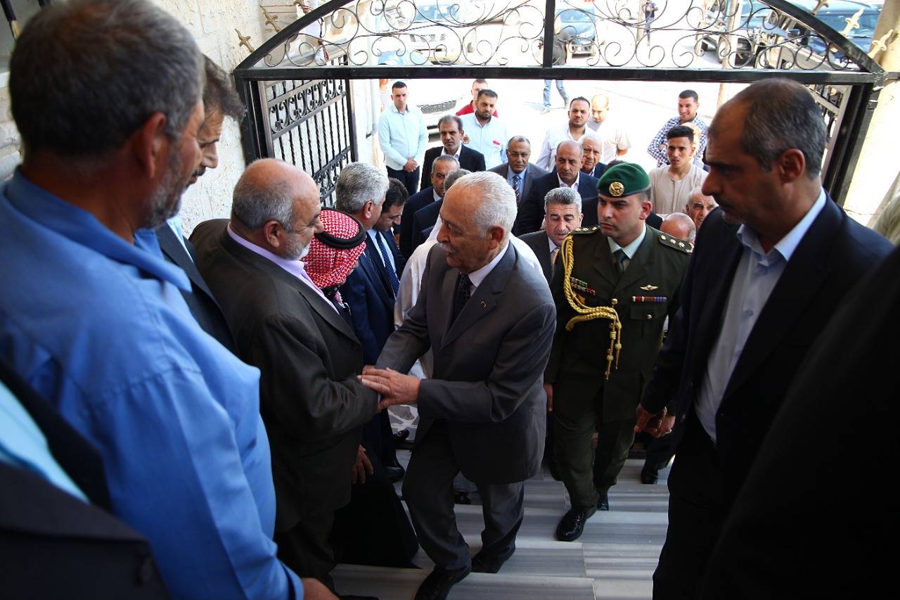 رئيس الديوان الملكي ينقل تعازي الملك إلى ذوي شهداء الواجب بحادثة العقبة