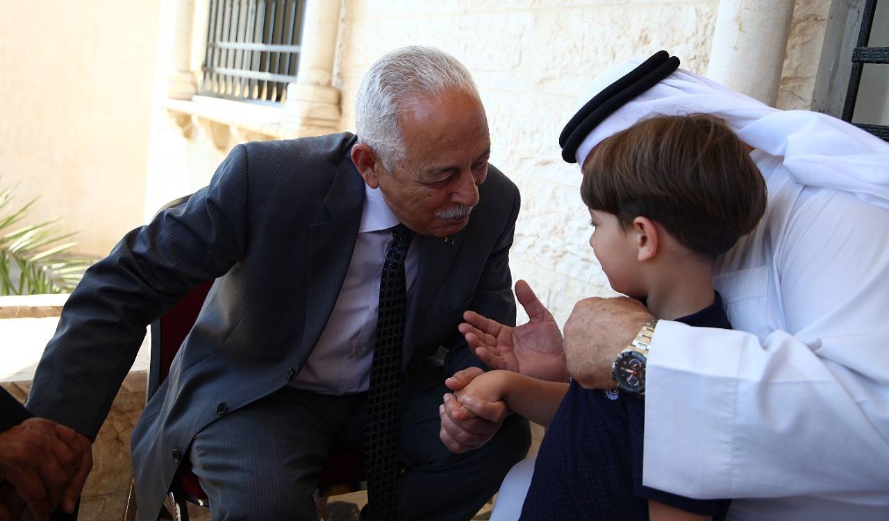 رئيس الديوان الملكي ينقل تعازي الملك إلى ذوي شهداء الواجب بحادثة العقبة