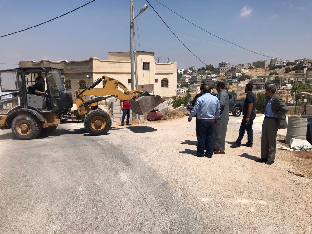 بلدية الشفا تبدأ بتنفيذ حملة على الاعتداءات على شوارع الوهادنة 