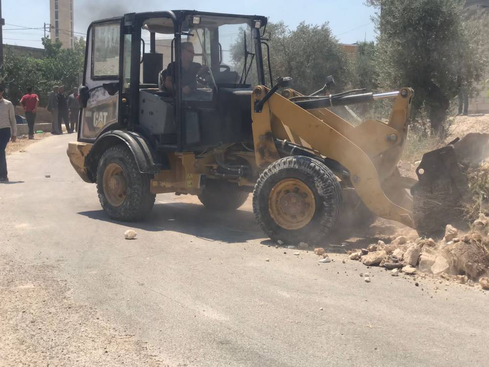 بلدية الشفا تبدأ بتنفيذ حملة على الاعتداءات على شوارع الوهادنة 