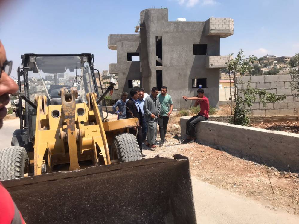 بلدية الشفا تبدأ بتنفيذ حملة على الاعتداءات على شوارع الوهادنة 