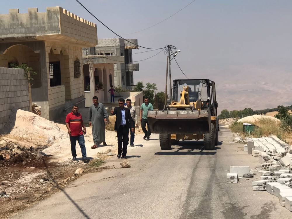 بلدية الشفا تبدأ بتنفيذ حملة على الاعتداءات على شوارع الوهادنة 