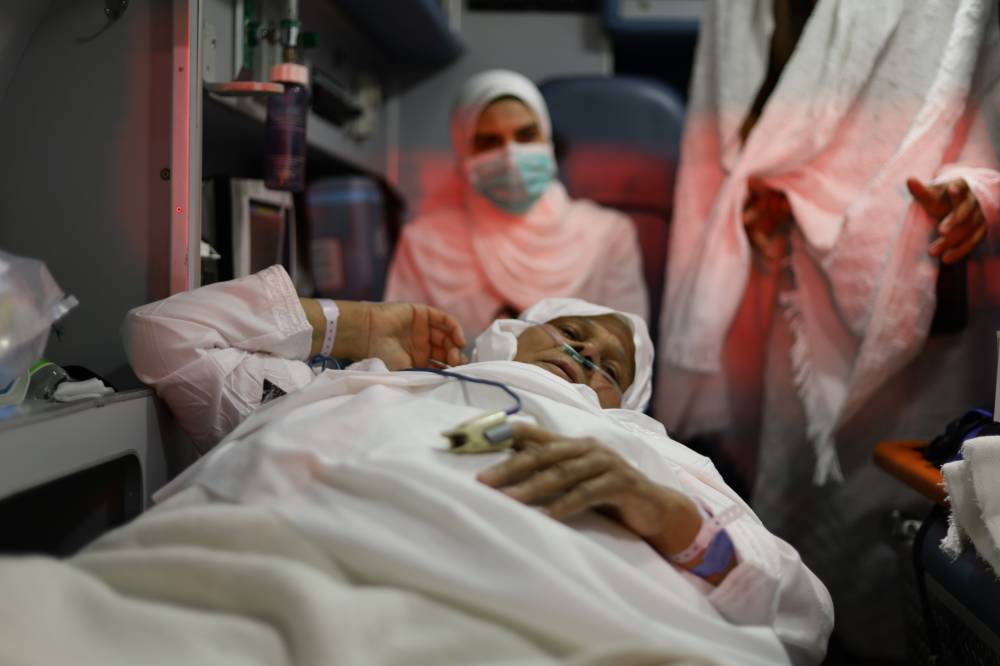 قافلة الصحة السعودية للحجاج المنومين تصل المشاعر المقدسة قادمة من المدينة المنورة