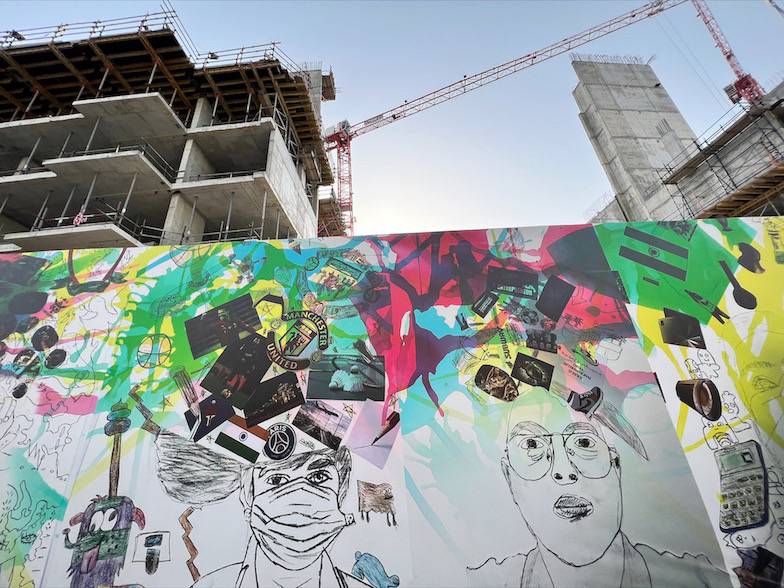 مجموعة الفطيم العقارية ومؤسسة الفطيم التعليمية تتعاونان مع مدرسة ديرة الدولية لِتَحويلِ الاسوار المؤقتة لموقع بناء مشروع البادية تيراسيز إلى لوحة فنّية