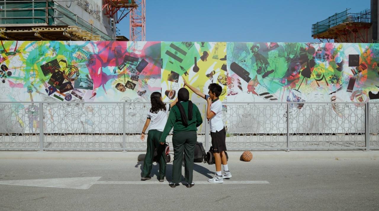 مجموعة الفطيم العقارية ومؤسسة الفطيم التعليمية تتعاونان مع مدرسة ديرة الدولية لِتَحويلِ الاسوار المؤقتة لموقع بناء مشروع البادية تيراسيز إلى لوحة فنّية