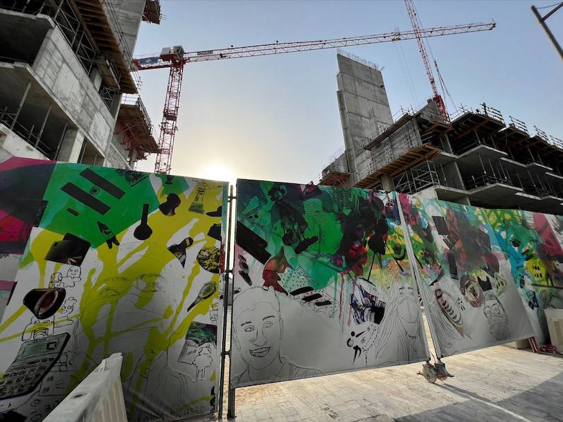 مجموعة الفطيم العقارية ومؤسسة الفطيم التعليمية تتعاونان مع مدرسة ديرة الدولية لِتَحويلِ الاسوار المؤقتة لموقع بناء مشروع البادية تيراسيز إلى لوحة فنّية