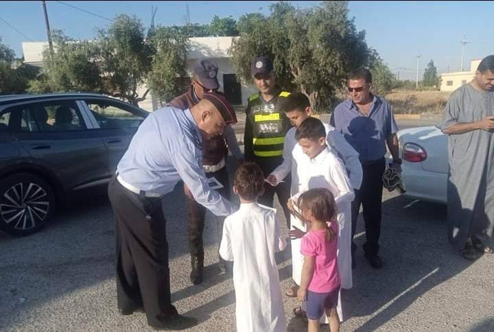 مرتبات إدارة السير تشارك المواطنين أداء صلاة العيد وتوزع بطاقات العيد وارشادات السلامة المرورية _ صور