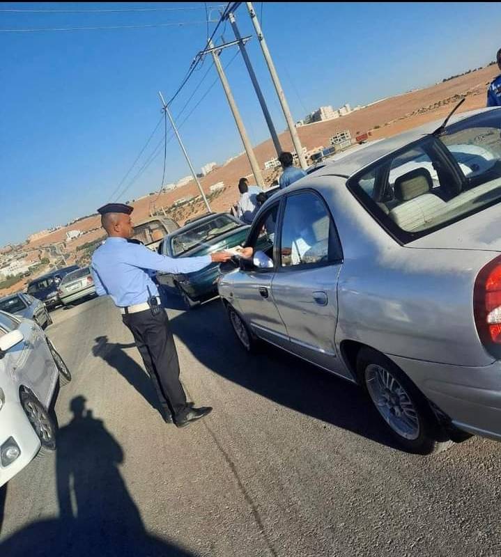 مرتبات إدارة السير تشارك المواطنين أداء صلاة العيد وتوزع بطاقات العيد وارشادات السلامة المرورية  صور