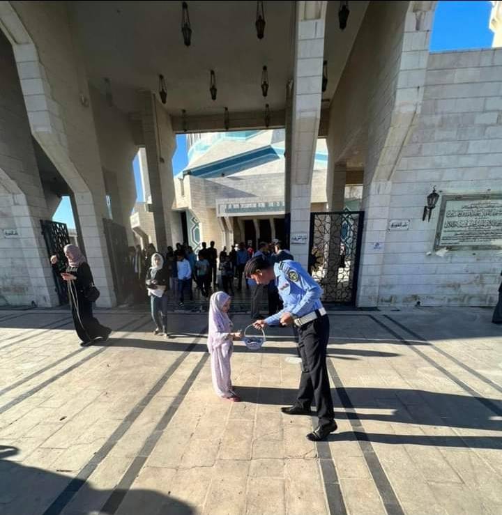 مرتبات إدارة السير تشارك المواطنين أداء صلاة العيد وتوزع بطاقات العيد وارشادات السلامة المرورية  صور