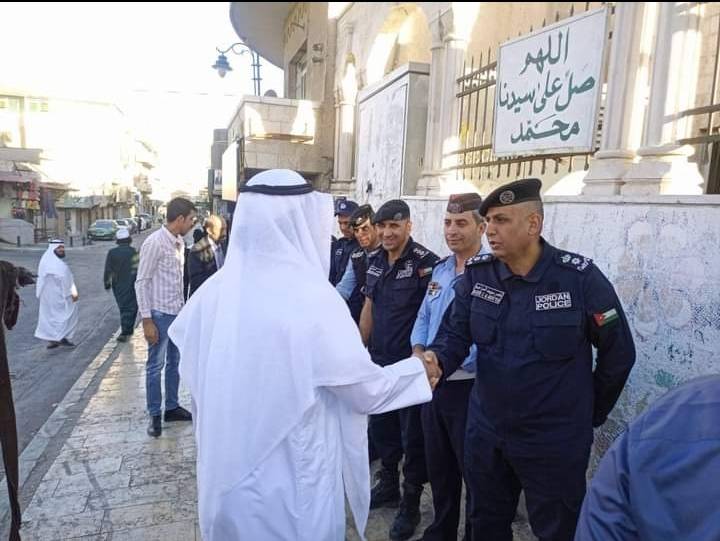 مرتبات إدارة السير تشارك المواطنين أداء صلاة العيد وتوزع بطاقات العيد وارشادات السلامة المرورية  صور