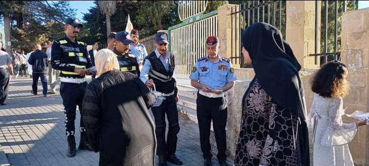 مرتبات إدارة السير تشارك المواطنين أداء صلاة العيد وتوزع بطاقات العيد وارشادات السلامة المرورية  صور