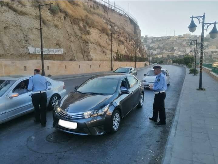 مرتبات إدارة السير تشارك المواطنين أداء صلاة العيد وتوزع بطاقات العيد وارشادات السلامة المرورية  صور