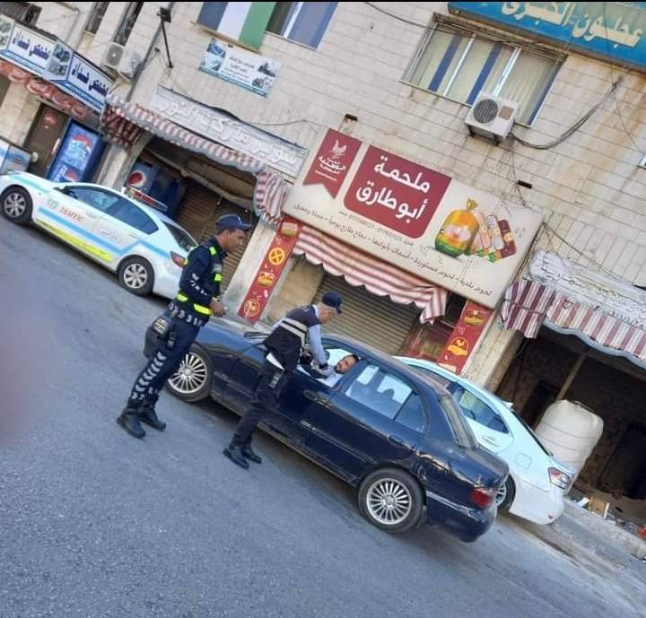 مرتبات إدارة السير تشارك المواطنين أداء صلاة العيد وتوزع بطاقات العيد وارشادات السلامة المرورية  صور