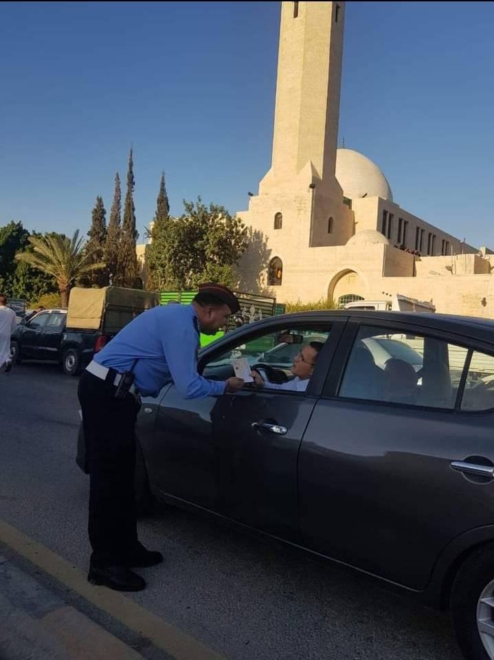 مرتبات إدارة السير تشارك المواطنين أداء صلاة العيد وتوزع بطاقات العيد وارشادات السلامة المرورية  صور