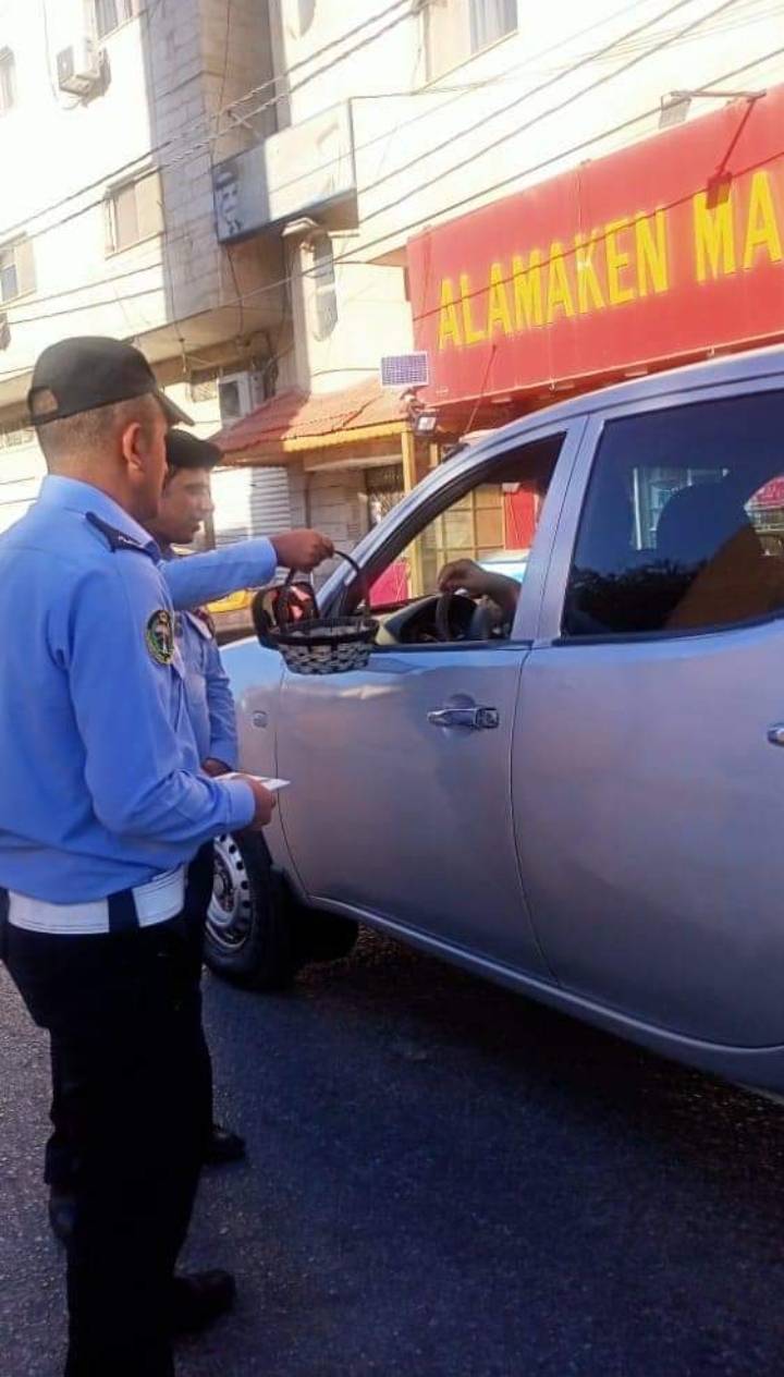 مرتبات إدارة السير تشارك المواطنين أداء صلاة العيد وتوزع بطاقات العيد وارشادات السلامة المرورية  صور
