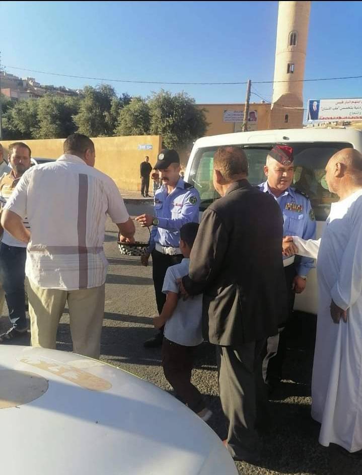 مرتبات إدارة السير تشارك المواطنين أداء صلاة العيد وتوزع بطاقات العيد وارشادات السلامة المرورية  صور