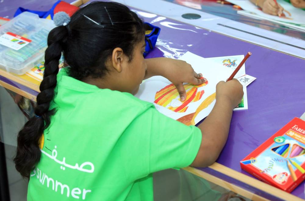 أطفال الشارقة تنظم (60) دورة وورشة عمل تفاعلية في مخيمها الصيفي