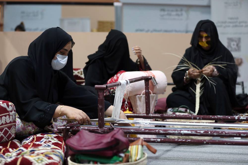 السوق الشعبي في مهرجان ليوا للرطب.. منتجات تعكس التراث وتحتفي بالنخيل