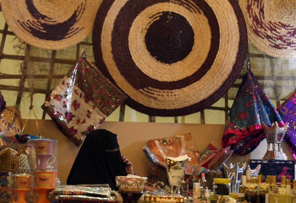 السوق الشعبي في مهرجان ليوا للرطب.. منتجات تعكس التراث وتحتفي بالنخيل