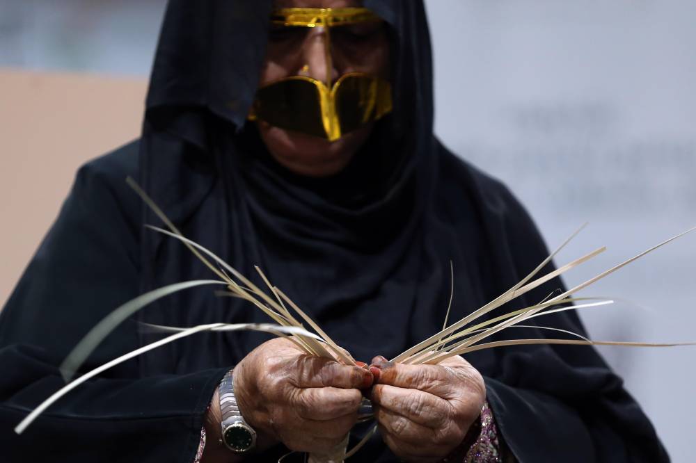 السوق الشعبي في مهرجان ليوا للرطب.. منتجات تعكس التراث وتحتفي بالنخيل