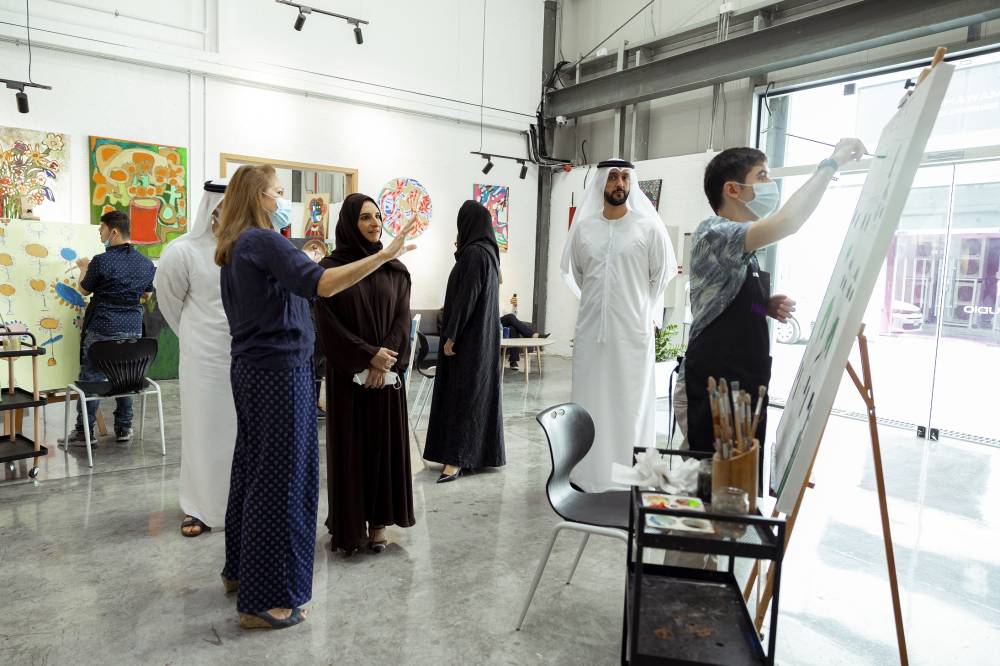 هالة بدري تطلع على إبداعات أصحاب الهمم في استوديو مواهب