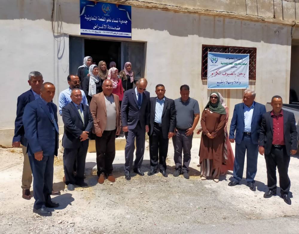 المدير العام للمؤسسة التعاونية عبدالفتاح ال خطاب يفتتح مبنى جمعية نساء نحو القمة التعاونية في قضاء منشية بني حسن 