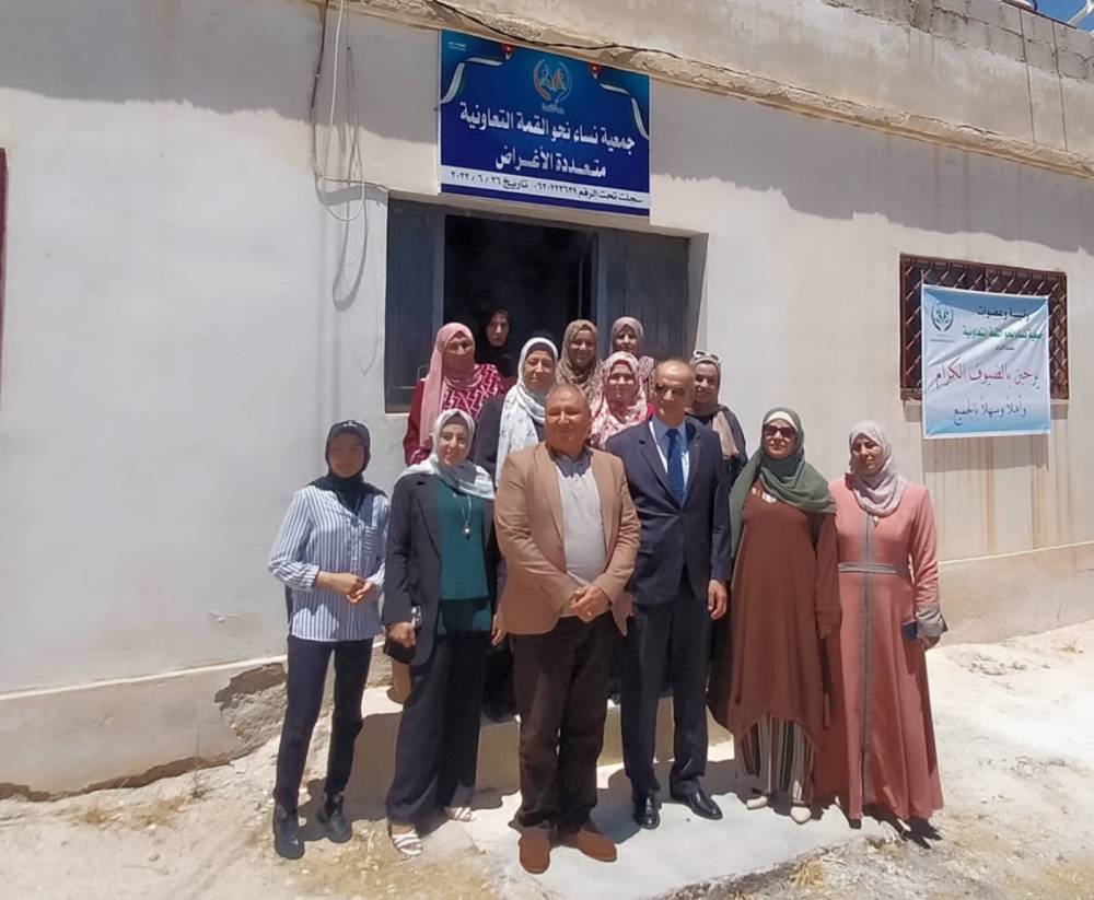 المدير العام للمؤسسة التعاونية عبدالفتاح ال خطاب يفتتح مبنى جمعية نساء نحو القمة التعاونية في قضاء منشية بني حسن 