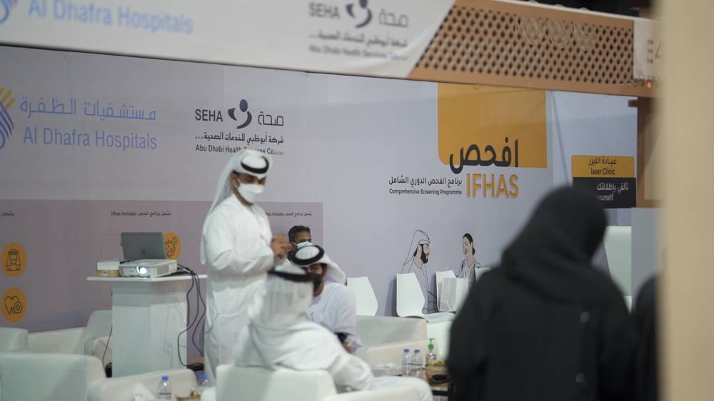 فاطمة المزروعي تحصد المركز الأول في مسابقة  أجمل مخرافة رطب في مهرجان ليوا للرطب